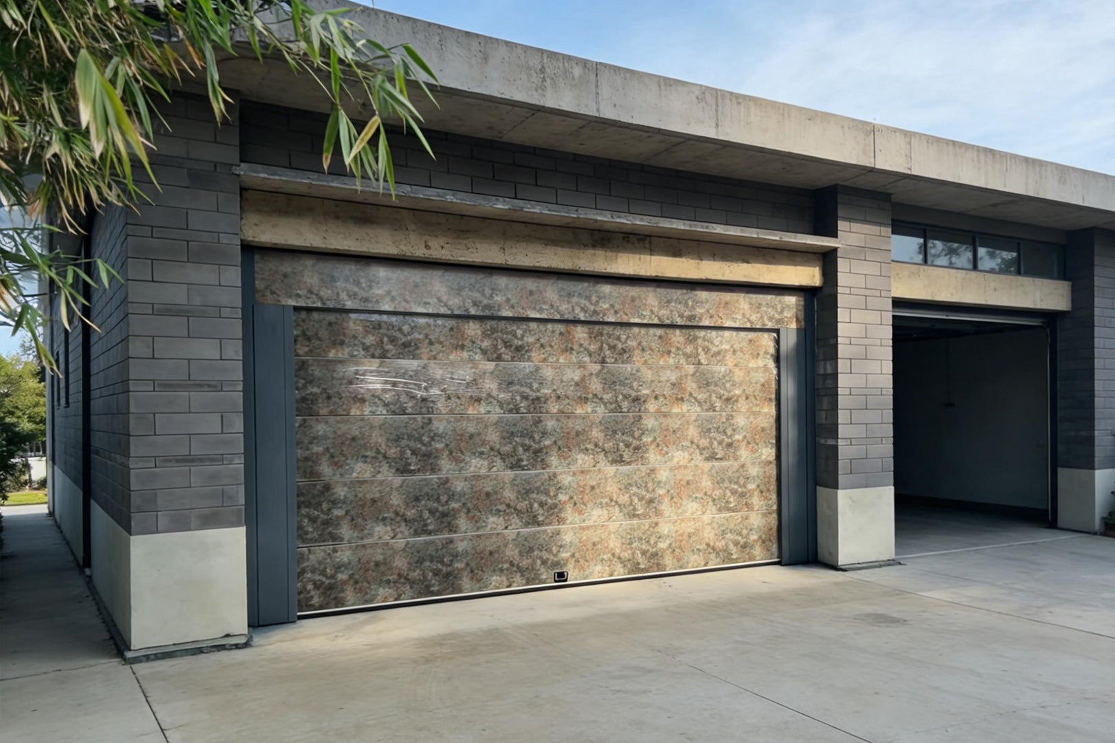 Flat aluminum plate flip-up